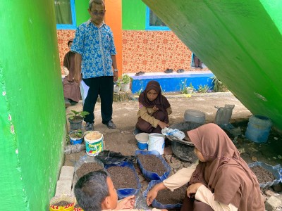 Kegiatan P5 tahap Aksi pembibitan dari media sampah plastik