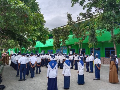Piket Rutiin Organisasi PMR SMPN 3 Bulukumba 