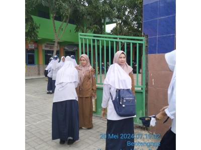 Penjemputan siswa olh petugas piket senin